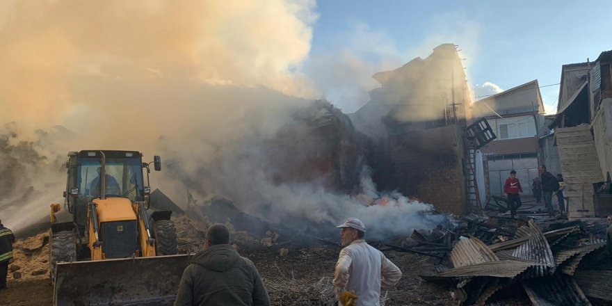 Bayburt'ta, köyde çıkan yangında 7 ev ve 2 ahır yandı