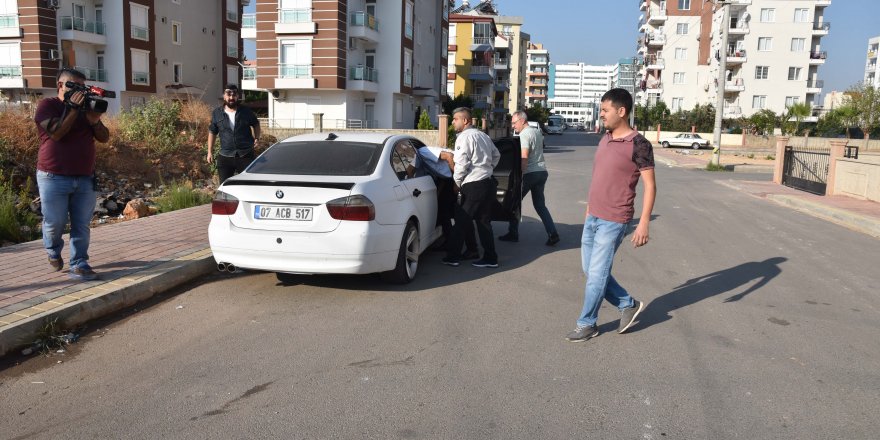 Kuyumcuyu bayıltıp, 500 bin liralık altın çaldılar