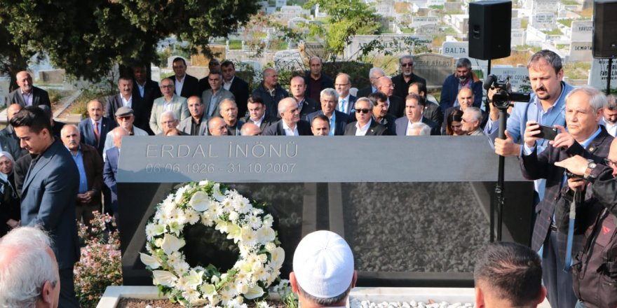 Erdal İnönü vefatının 12. yıl dönümünde kabri başında anıldı