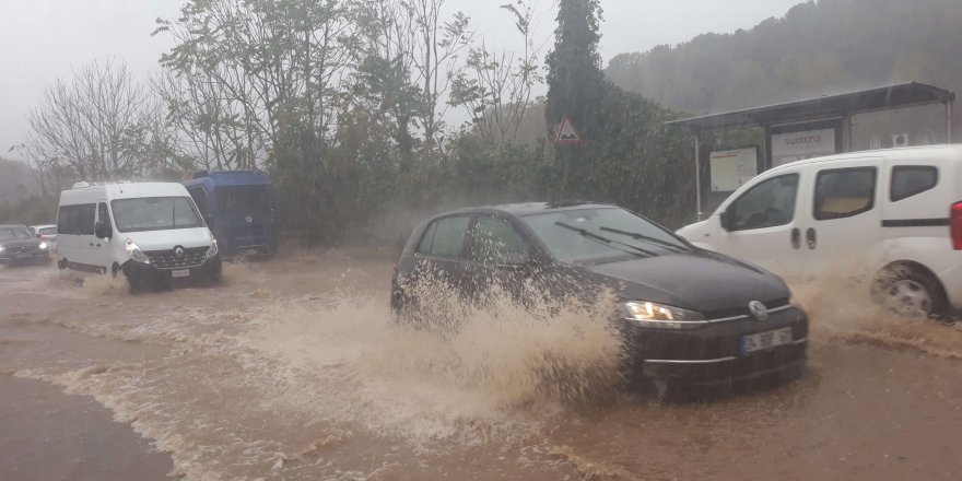 Beykoz'da yollar göle döndü, sürücüler zor anlar yaşadı