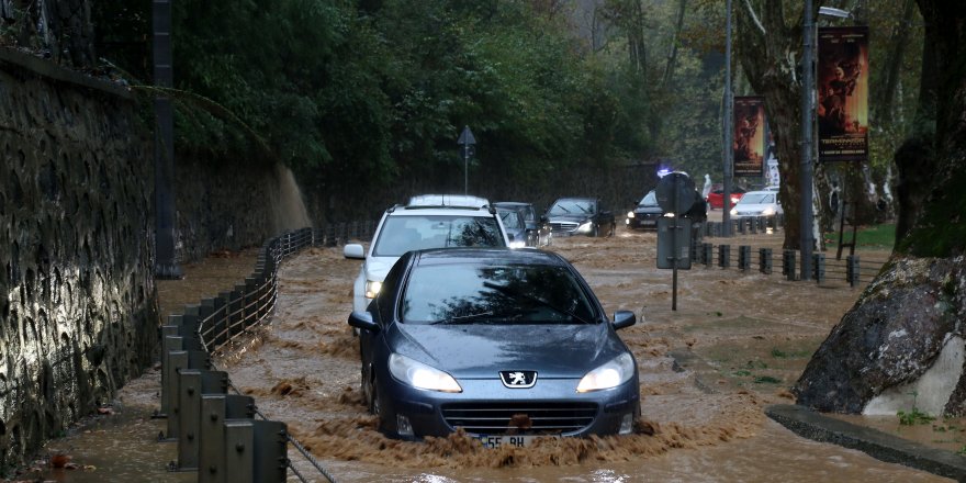 Sarıyer'de su baskını, yollar göle döndü