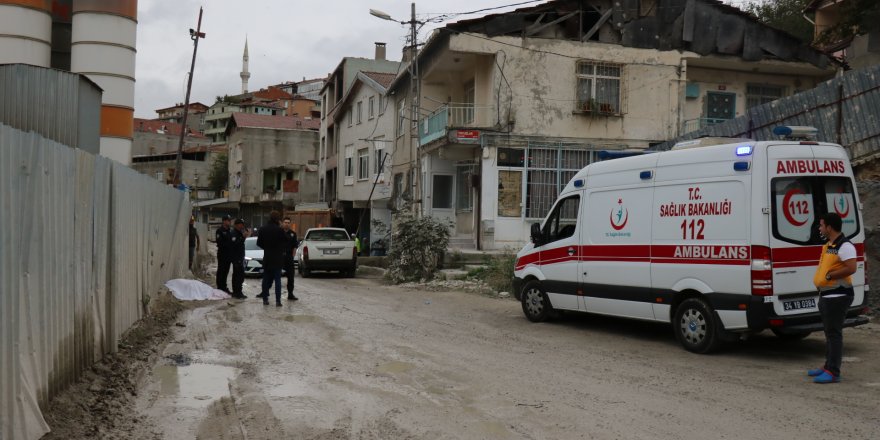 Kadıköy'de hafriyat kamyonunun altında kalan sürücü öldü