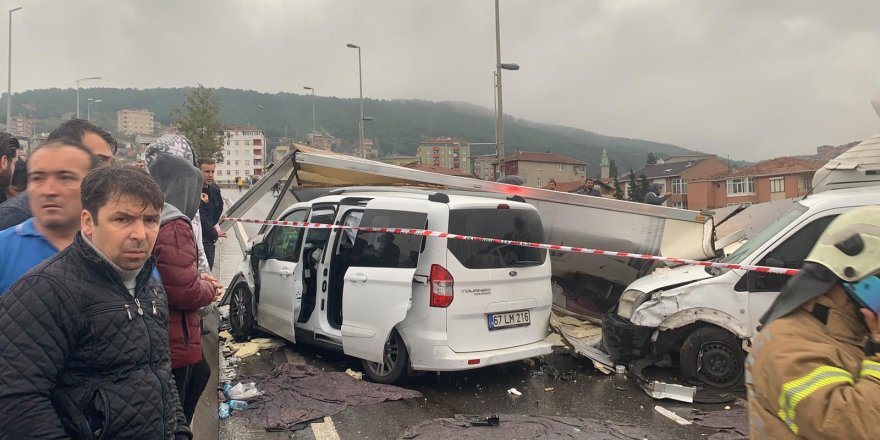 Maltepe'de  yoldan çıkan kamyonet ters istikametteki otomobillerin üzerine devrildi