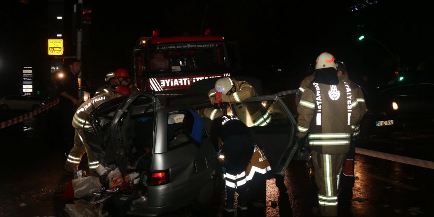 Sarıyer'de kazada otomobilde sıkışan hamile kadını itfaiye kurtardı