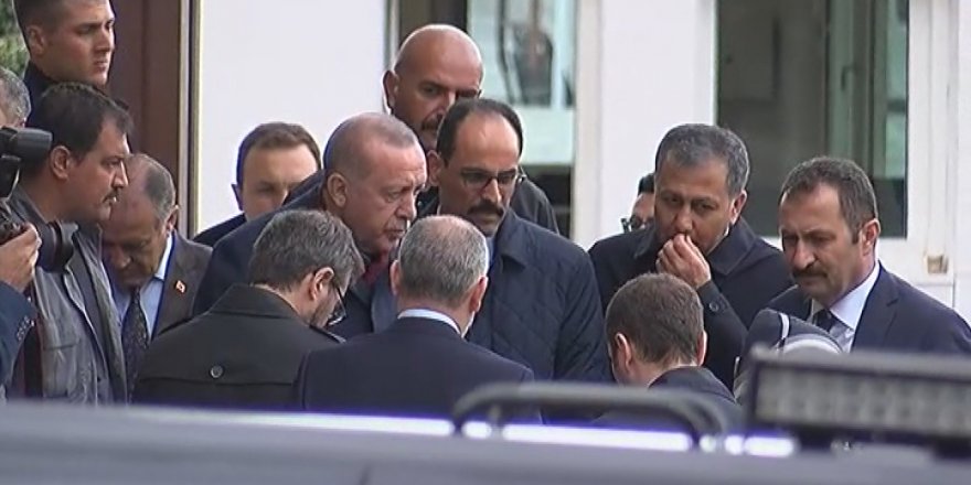 Erdoğan cuma namazı öncesi yanına gelen vatandaşın mektubunu aldı