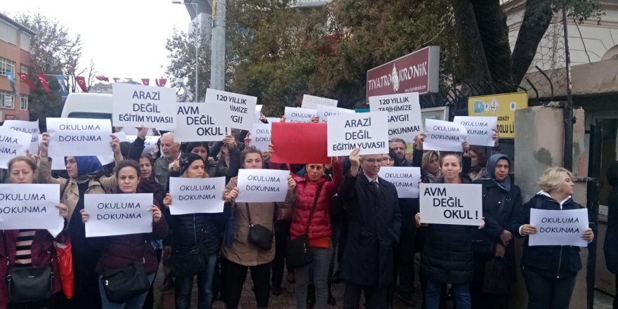 Kadıköy İstanbul Anadolu Lisesi önünde protesto