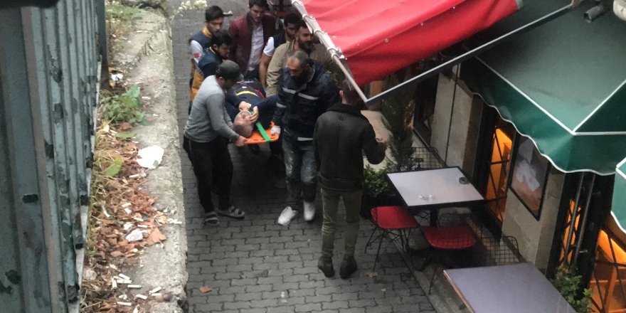 Beyoğlu'nda anten tamiri için çıktığı çatıdan düşerek yaralandı