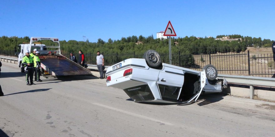 KÖPEĞE ÇARPMAMAK İÇİN MANEVRA YAPTI, KAZADA YARALANDI