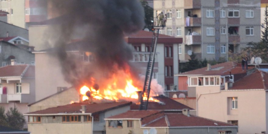 ÜMRANİYE'DE BİNANIN ÇATISI ALEV ALEV YANIYOR