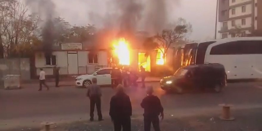 BAĞCILAR'DA 2 KONTEYNER ALEV ALEV YANDI