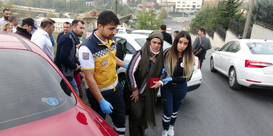 BEYOĞLU'NDA YOKUŞTA ARACI SOLLAMAK İSTEDİ;  2 YARALI