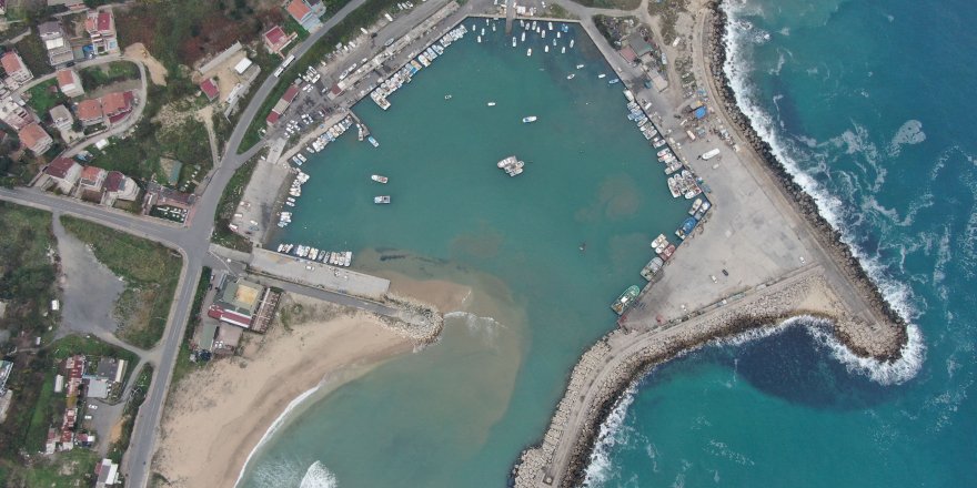 KARABURUN'DA DENİZDE KUM HIRSIZLIĞI İDDİASI