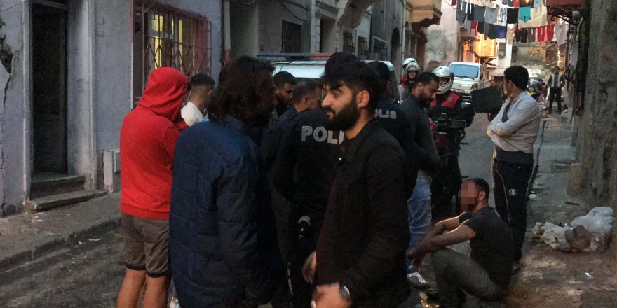 BEYOĞLU'NDA TACİZ İDDİASI; MAHALLELİ ÖLDÜRESİYE DÖVDÜ