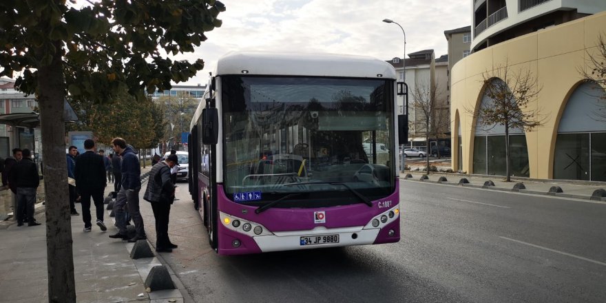 SANCAKTEPE'DE ÖZEL HALK OTOBÜSÜNDE YANGIN SÖNDÜRME TÜPÜ PANİĞİ