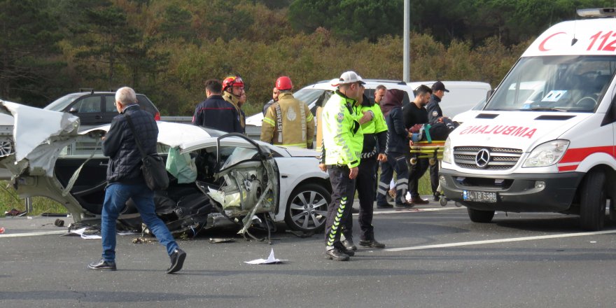 ÜMRANİYE TEM OTOYOLU'NDA KAZA YAPAN OTOMOBİL İKİYE BÖLÜNDÜ: 1 ÖLÜ (1)