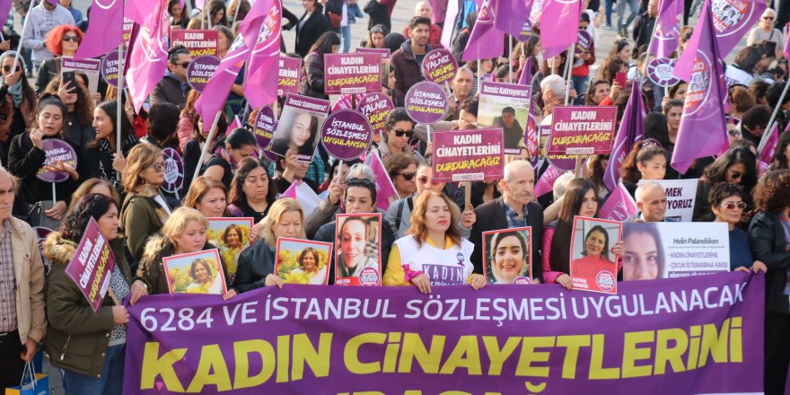 KADIKÖY'DE KADIN CİNAYETLERİNİ PROTESTO ETTİLER