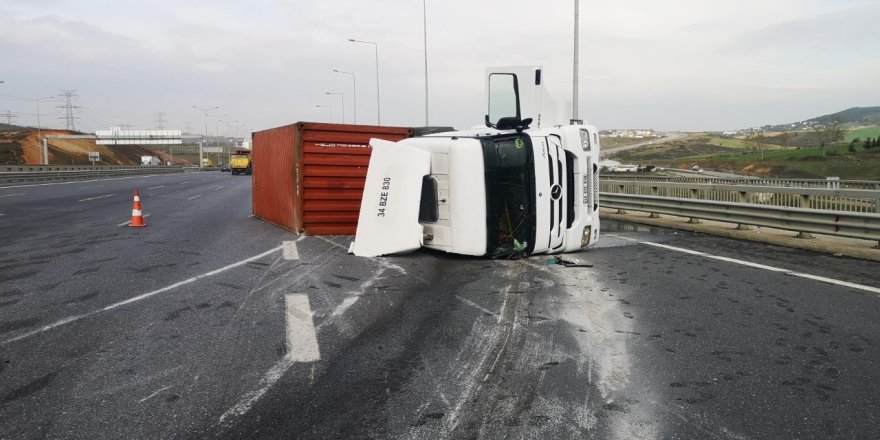 SANCAKTEPE'DE OTOMOBİLLE ÇARPIŞAN TIR DEVRİLDİ