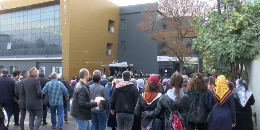 KÜÇÜKÇEKMECE'DE KURSU PROTESTO EDEN VELİLER ADLİYE ÖNÜNDE TOPLANDI