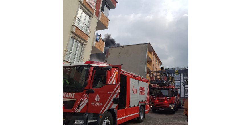 ARNAVUTKÖY'DE BİNANIN ÇATISI ALEV ALEV YANDI