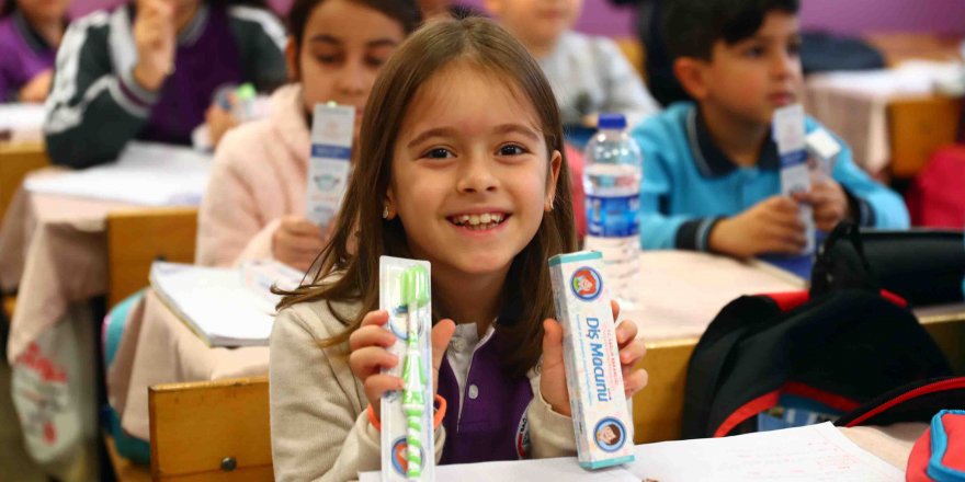 İLKOKUL ÖĞRENCİLERİNE DİŞ MACUNU VE DİŞ FIRÇASI DAĞITILDI