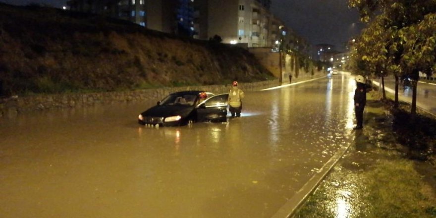 İSTANBUL'DA SAĞANAK: PENDİK'TE İKİ OTOMOBİL MAHSUR KALDI