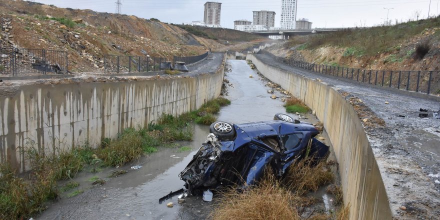 BAŞAKŞEHİR'DE OTOMOBİL SU KANALINA DÜŞTÜ