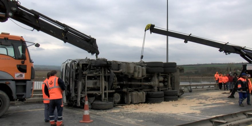 BÜYÜKÇEKMECE TEM'DE KAMYON DEVRİLDİ YOL KAPANDI 