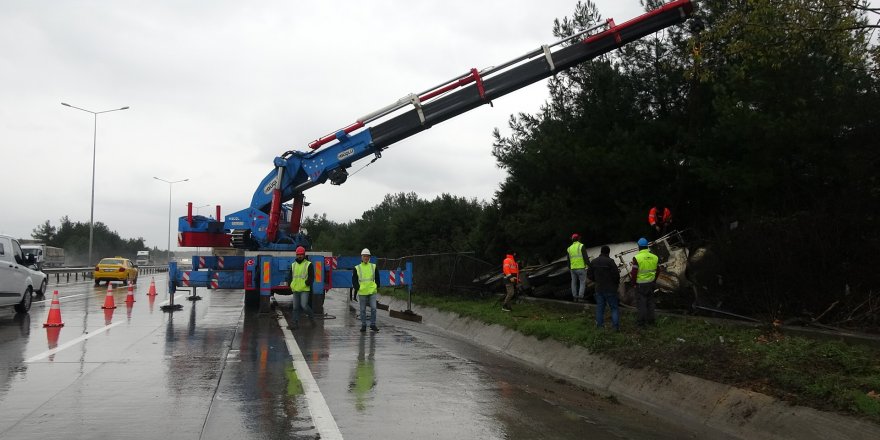 HASDAL'DA BETON MİKSERİ ASKERİ ALANA UÇTU