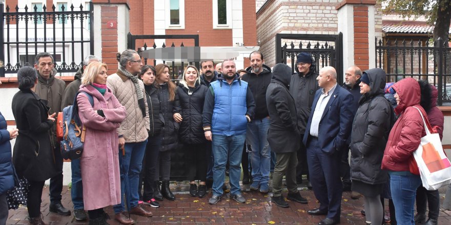 FATİH'TE VELİLERDEN "ÖĞRETMENLERİN MAAŞI VERİLMİYOR, DERSLERE GİRİLMİYOR" PROTESTOSU