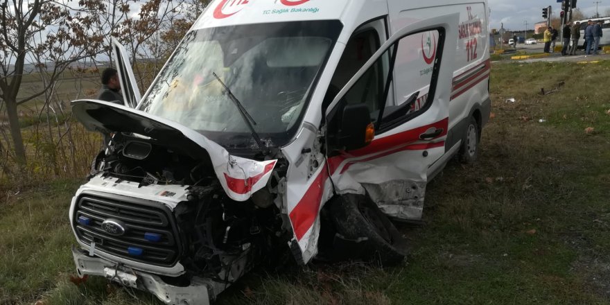 SİLİVRİ'DE HASTA TAŞIYAN AMBULANSLA OTOMOBİL ÇARPIŞTI 