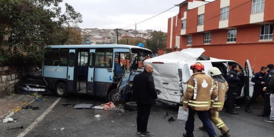 GAZİOSMANPAŞA'DA MİNİBÜSLE EKMEK TAŞIYAN KAMYONET ÇARPIŞTI; 3 YARALI (1)