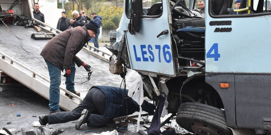 GAZİOSMANPAŞA'DA MİNİBÜS EKMEK TAŞIYAN KAMYONETE ÇARPTI: 3 YARALI