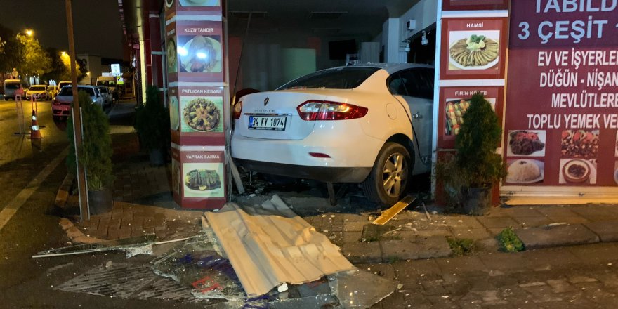 KADIKÖY'DE OTOMOBİL LOKANTAYA DALDI