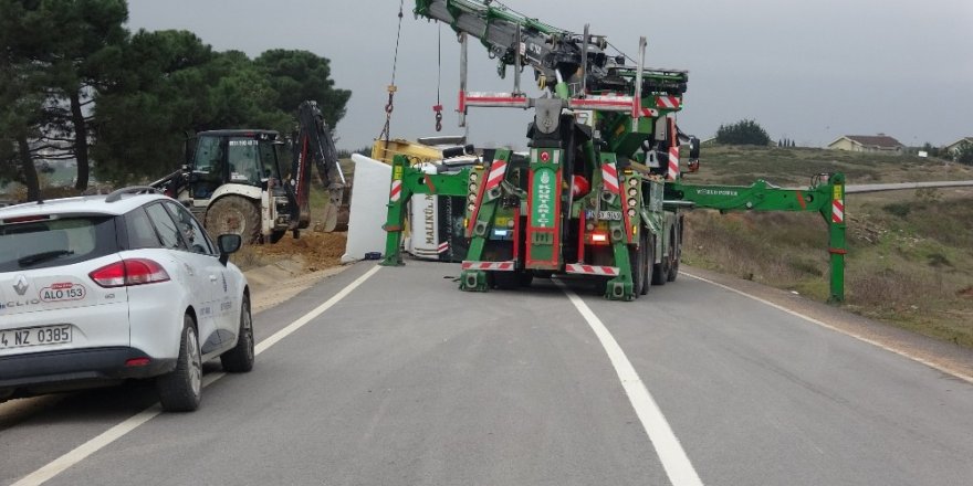 Köpeğe Çarpmamak İçin Direksiyonu Kırınca Hafriyat Kamyonu Yola Devrildi