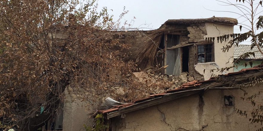 KONYA'DA 2 KATLI KERPİÇ EV ÇÖKTÜ: BABAANNE VE 2 TORUNU ÖLDÜ (3)- YENİDEN