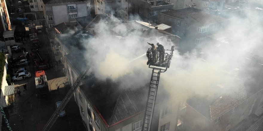 Pendik’te 4 Katlı Binanın Çatısı Alev Alev Yandı