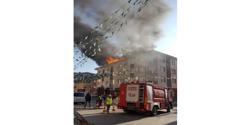 Pendik’te 4 Katlı Apartmanın Çatısında Yangın Çıktı. Çok Sayıda İtfaiye Ekibinin Yangına Müdahalesi Devam Ediyor.