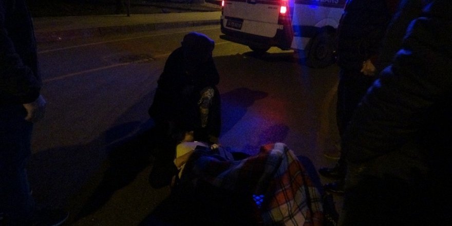 Yaralı Kadın Üşümesin Diye Üzerine Battaniye Örtüp Ambulansı Beklediler