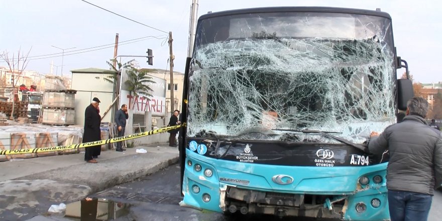 GAZİOSMANPAŞA'DA HALK OTOBÜSÜYLE OTOMOBİL ÇARPIŞTI 