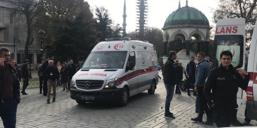 SULTANAHMET MEYDANI'NDA SİLAHLI KAVGA : 2 YARALI (1)