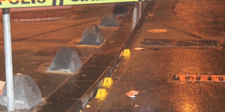 Beyoğlu’nda Motosikletli Şahıslar Parkta Sohbet Eden Gruba Ateş Açtı: 2 Yaralı