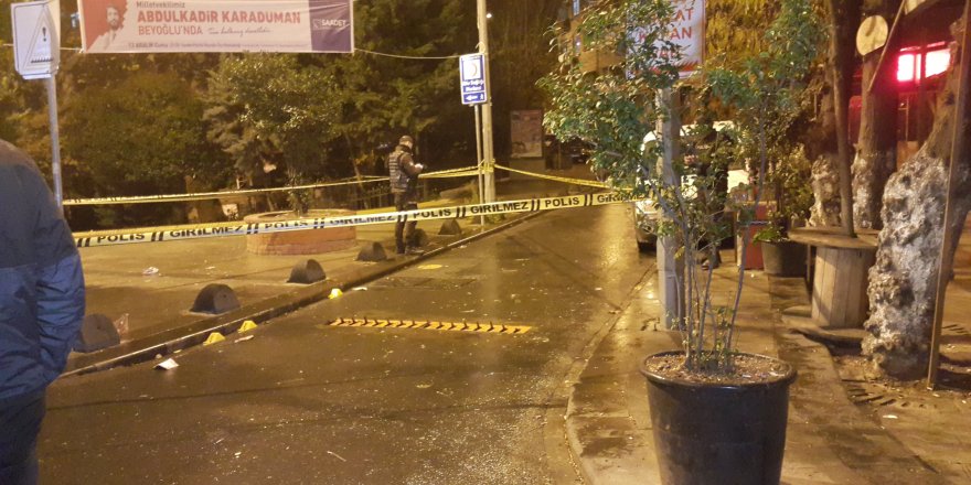 MOTOSİKLETLİ SALDIRGANLAR PARKTA OTURAN GENÇLERE KURŞUN YAĞDIRDI: 2 YARALI