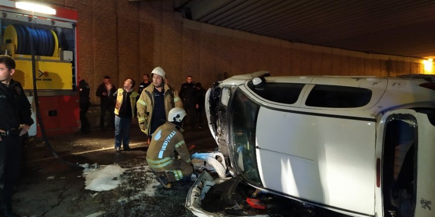 Zeytinburnu’nda Otomobil Bariyerleri Parçalayıp Alt Geçide Uçtu: 1 Yaralı