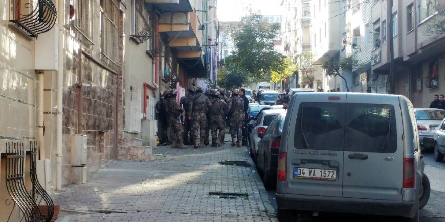 Gaziosmanpaşa’da Cezaevi Firarisi Polise Ateş Açtı, Annesini Yaraladı