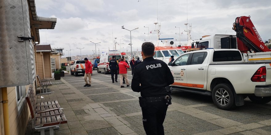 ÜSKÜDAR'DA DENİZDEN ERKEK CESEDİ ÇIKTI