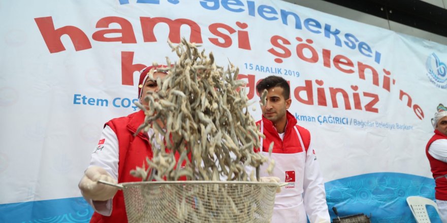 BAĞCILAR'DA GELENEKSEL ŞÖLENDE 3 TON HAMSİ DAĞITILDI