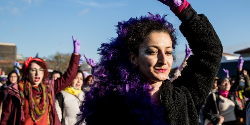 BEŞİKTAŞ'TA KADINLARDAN DANSLI PROTESTO