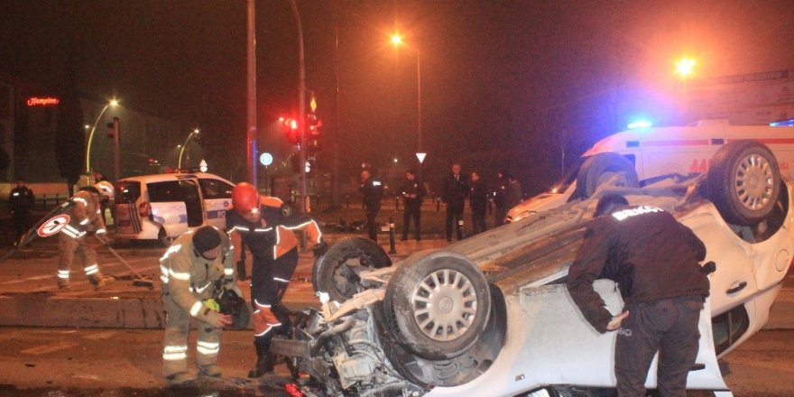 ‘Dur’ İhtarına Uymayan Otomobil Polis Aracının Kaza Yapmasına Neden Oldu: 2 Yaralı