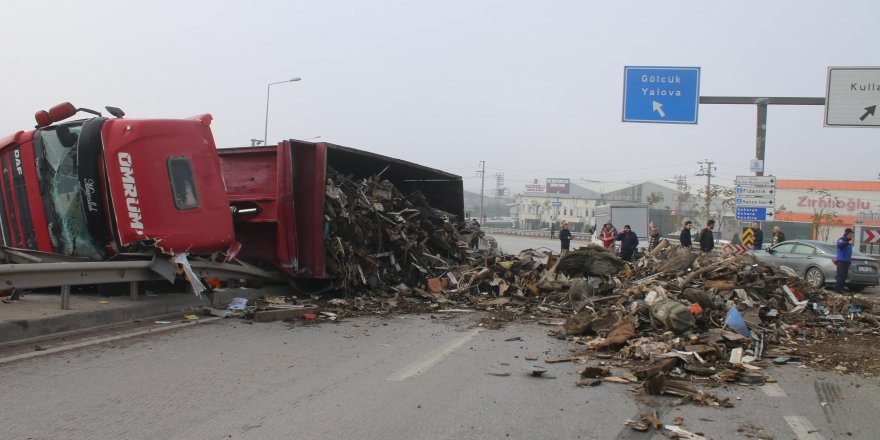 HURDA YÜKLÜ TIR DEVRİLDİ, SÜRÜCÜ YARALANDI