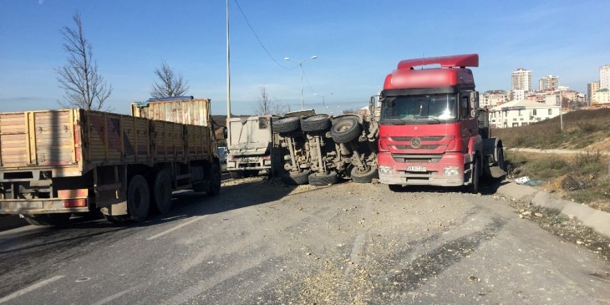 Habibler-arnavutköy Yolunda Devrilen Tır Trafiği Kilitledi